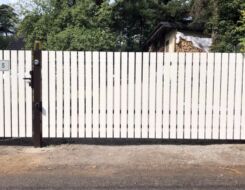 Tiibvärav ja jalgvärav valge