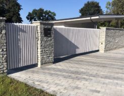 Liugvärav vertikaal laudisega