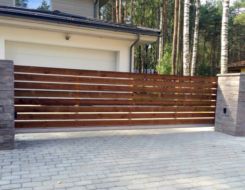 Liugvärav, täidis immutatud pruun laudis Liugvärav, täidis immutatud pruun laudis