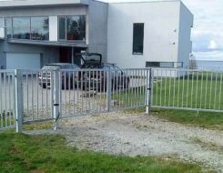 Nelikanttorust aed tsingitud Nelikanttorust aed tsingitud